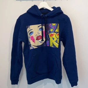 The cool elephant hoodie - Knappt använd. Köpt för 599kr. 