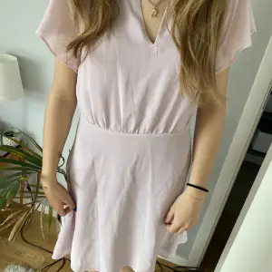 En super fin ljusrosa/lite lila klänning som är perfekt till sommarn! 