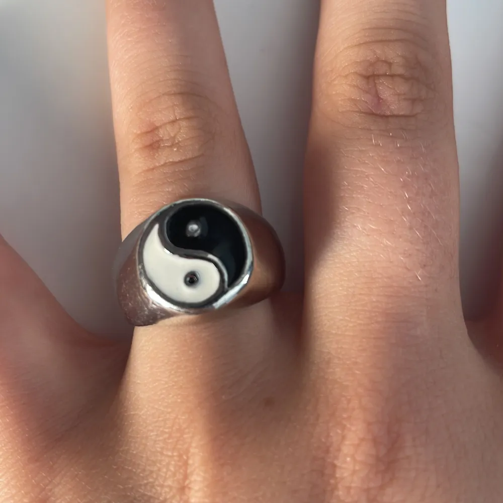 Silverfärgad ring som har diametern 1,8 cm, gjord i rostfritt stål. Finns fler liknande på min profil! Köp gärna med köp direkt :). Accessoarer.