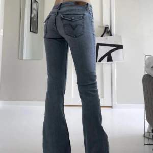 Low Waist bootcut jeans från Levis 💘 midja ca 79, men med stretch. Innerbenslängd 82 