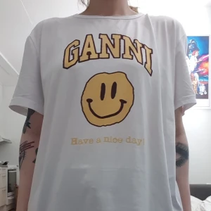 Ganni Fake Tisha Tshirt shirt tröja  - Fake Ganni i generös passform, mjuk och skön, polyester och modalmix. Skulle säga L men passar ju alla mellan xs-xl beroende på hur man önskar att plagget vill sitta. Skrynklig från att legat i garderoben bara. Bild nr 1 överensstämmer bäst i färger
