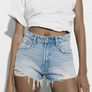 Zara Shorts  - Säljer dessa populära jeans shorts från zara, köpta för 3 veckor sedan, men de var lite för små för mig. Är i nyskick använt 3-4 gånger💕 Dom är i st 38 