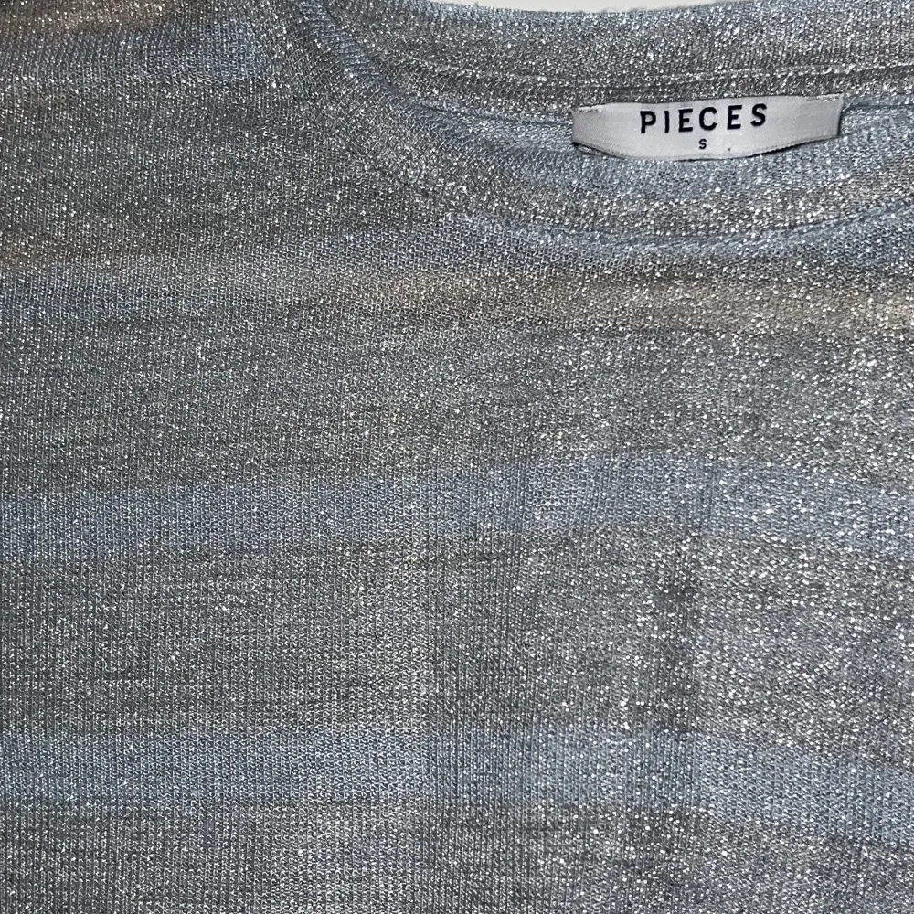 Supergullig grå/blå glittrig t-shirt från pieces!   Kan mötas upp inom Stockholm eller skickas mot frakt✨. T-shirts.