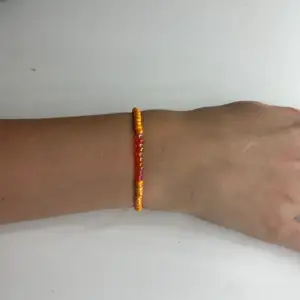 Ett fint och somrigt oranget armband som passar nu till sommarn de är i storlek xxs men fina i störe också kontakta om de finns frågor! 💕