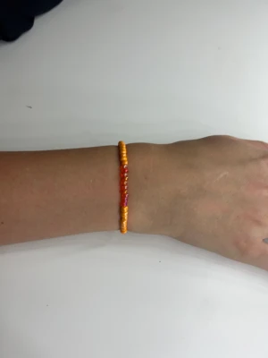 Orange armband  - Ett fint och somrigt oranget armband som passar nu till sommarn de är i storlek xxs men fina i störe också kontakta om de finns frågor! 💕