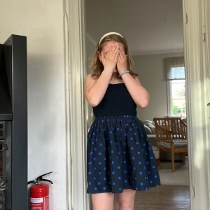 Hollister klänning - Super cool svart klänning med blåa prickar på!💙🔵