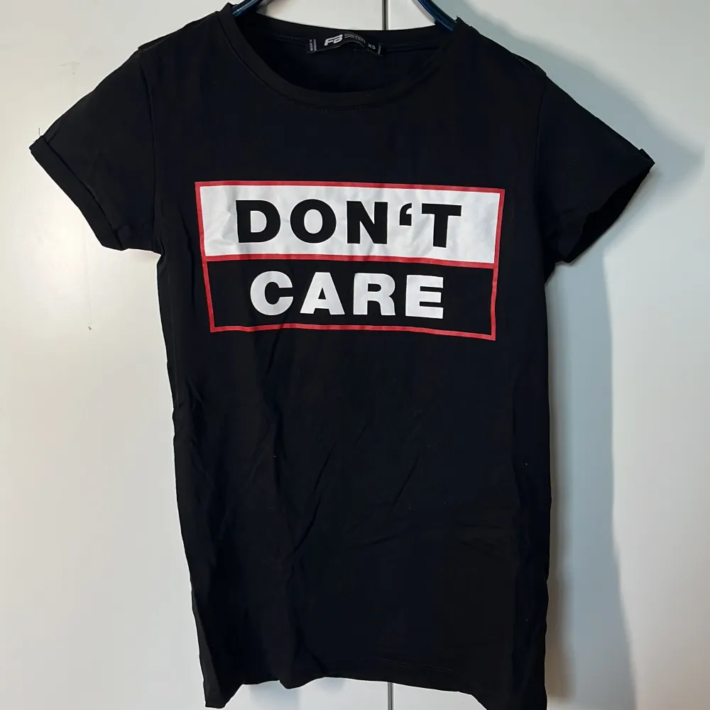 T-shirt med tryck från FB sister. Använd men i fint skick. Säljs då den inte kommer till användning. Storlek: XS. T-shirts.