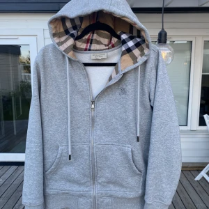 Burberry zip up  - 8/10 skick då två trådar har gått upp av stitchingen men man kan bara klippa bort dom 