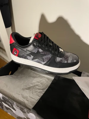 Bape Star X HUGO - Helt oanvända❗️ Storlek 43 | Kvitto finns digitalt | Skick 10/10✅Kommer med box och stickers✅ | Fraktas och möts upp i Stockholm!