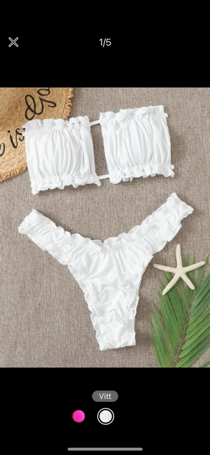 Bikini Storlek S - 3 oanvända bikinis, inte ens testade. Alla super fina, den rosa glittrar jättefint i verkligheten. Egna bilder kan skickas om de önskas.  Rosa glitter 50kr Rosa och vit 60kr styck   