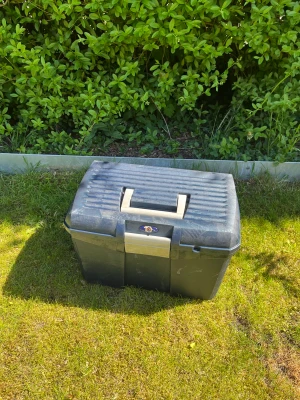 Ryckt låda  - Kommer inte till andvändning. Lite repor och smuts men jag tror litemav det går bort om man tvättar den💗