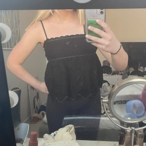 Topp - Jättefin svart topp från Zara med knytning baktill💓väldigt bra skick, strl xs 💓