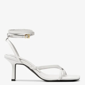 Sandaletter med strap - Använda endast en gång, inomhus på ett bröllop. Sandaletterna har snöre som man kan knyta runt sin ankel.   Storlek 39. Köpta för 999 säljer för 700kr.   Skickar gärna mer bilder om så önskas!