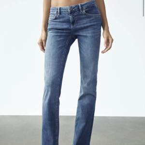 Jag säljer mina låg midjade jeans från zara pågrund av att jag köpte fel storlek. Dem är helt oanvända och lappen kvar. Säljer för 250kr + frakt.✨
