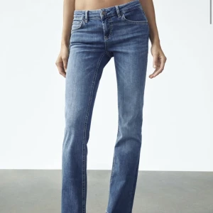 Låg midjade jeans zara - Jag säljer mina låg midjade jeans från zara pågrund av att jag köpte fel storlek. Dem är helt oanvända och lappen kvar. Säljer för 250kr + frakt.✨