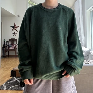 Grön Tommy Hilfiger Tröja - Grön tröja från Tommy Hilfiger i mycket bra skick. Använd men helt utan skador i storlek L. 