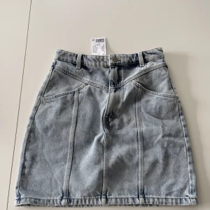 Oanvänd jeanskjol - En jeanskjol som är helt oanvändes prislapp kvar Går att skickas, köparen betalar för frakten