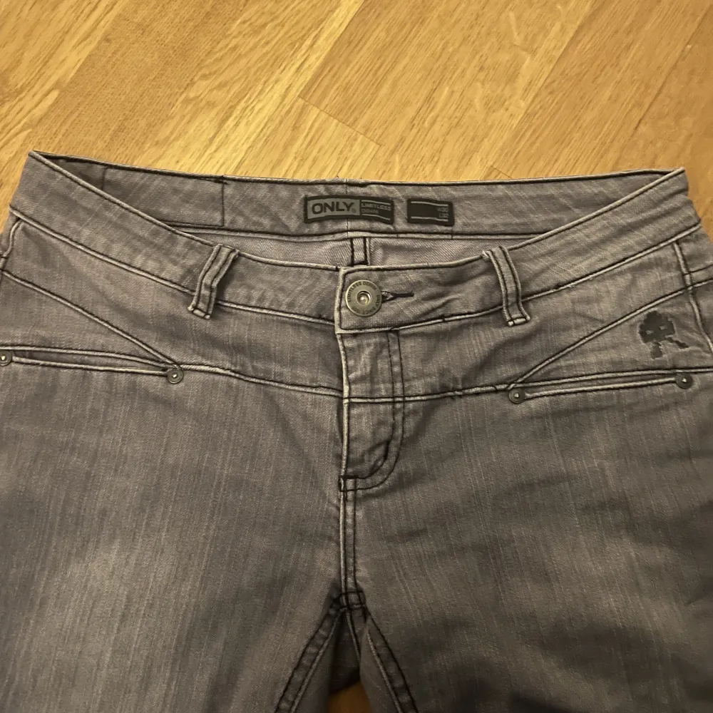 Säljer mina gråa jeans eftersom jag inte använder dom! W30 L32. Jeans & Byxor.