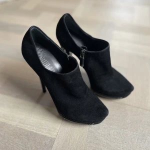 Loriblue  - Oanvända italienska skor i mocka.  Köpt i Milano.  Nypris: 5500kr