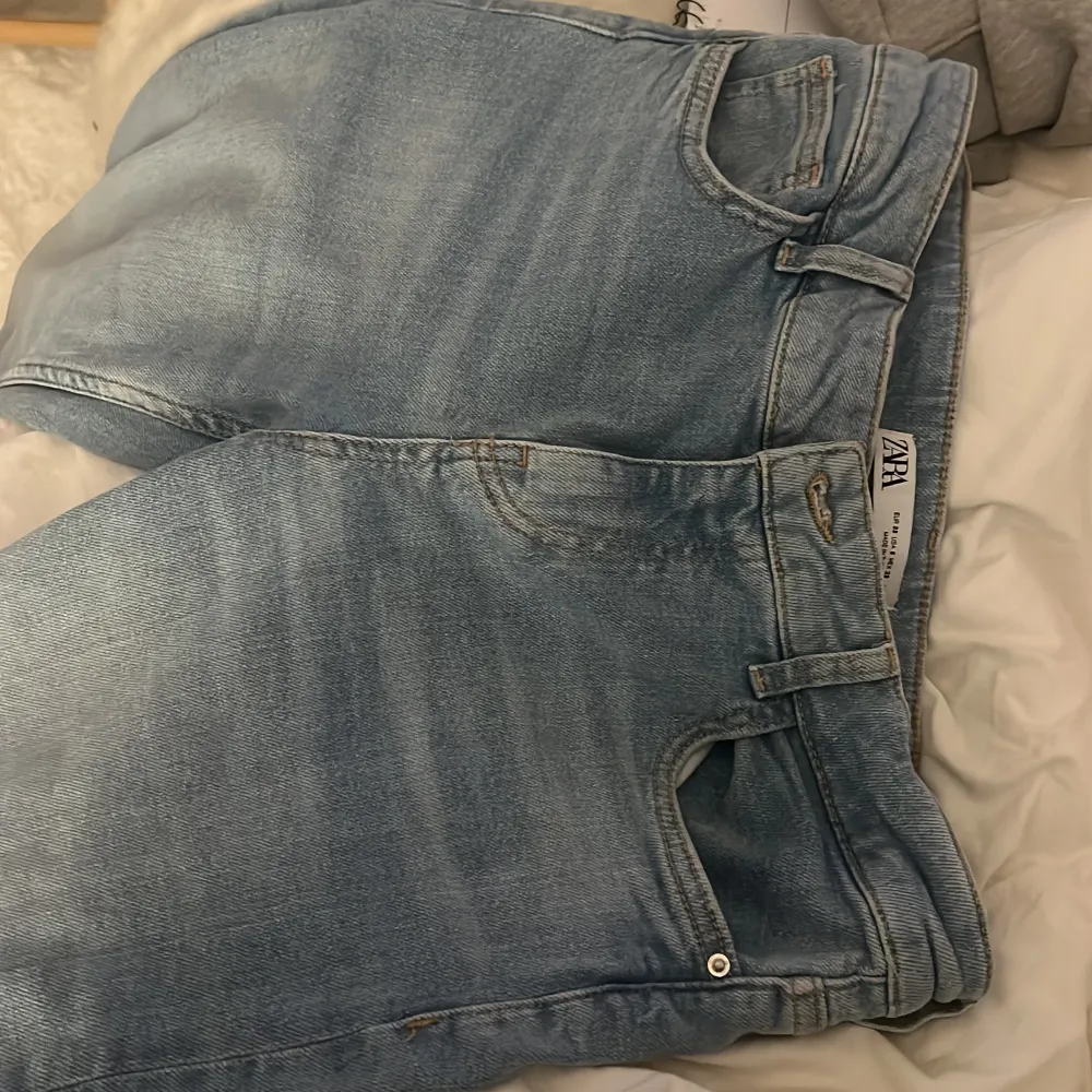Så snygga jeans från zara, ljusblå, lågmidjade! stl 38 men passar även 36🥰❤️ använda ca 1/2 gånger. Jeans & Byxor.