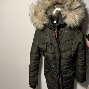 Vinterjacka  - En vinterjacka till salu då den inte används längre. Den köptes förra året och har används en vinter. En militär grön aktig varm jacka med fusk päls både i jackan och på. Säljs för 700 men kan gå ner i pris vid snabb affär.