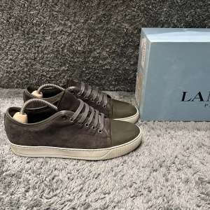 Lanvin skor  - Tja säljer nu dessa sjukt feta lanvinsen i storlek 6 vilket motsvarar 41. Färgen är grå med en grön touch på toe boxen. Skick 9/10, nypris 4299 mitt pris 2199. Box medföljer!! . Möts upp i Stockholm eller fraktar spårbart via postnord📦