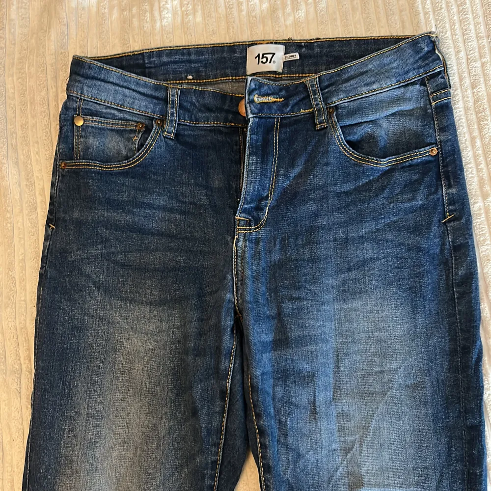 Köpte för nått år sen men kommer aldrig till användning. Bra skick och mycket stretchigt matrial. Jeans & Byxor.