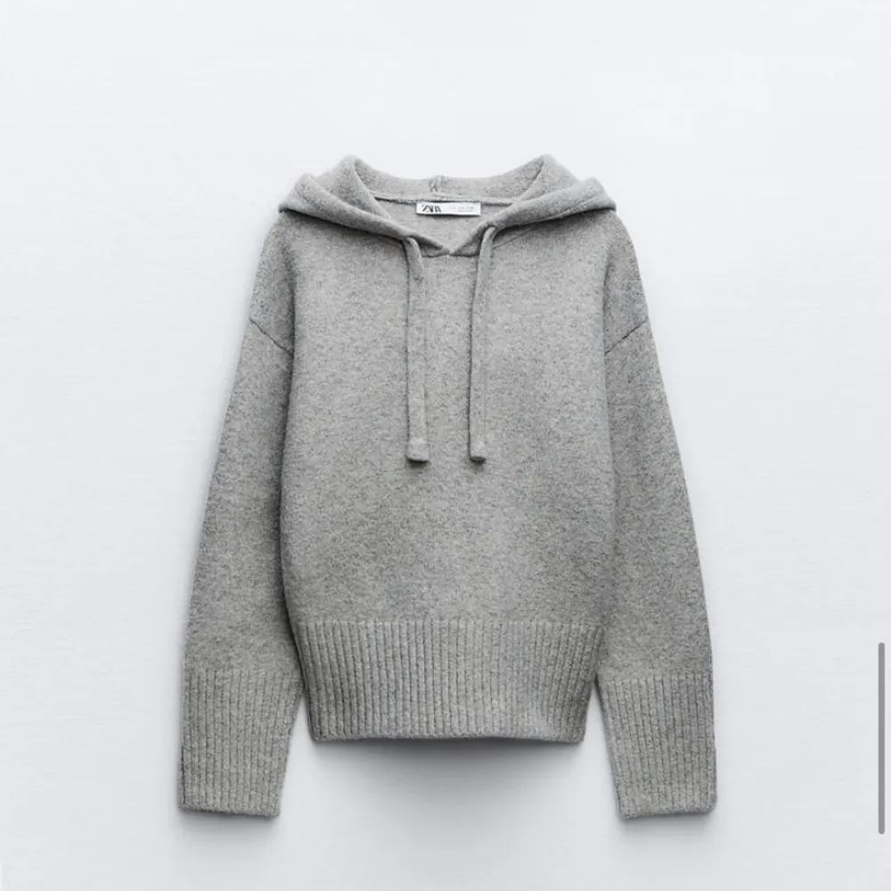 Jäääätte fin hoodie från zara, endast använd en gång. Hör av er angående intresse!😘💗💗 (PS! Originalpris: 499kr). Stickat.