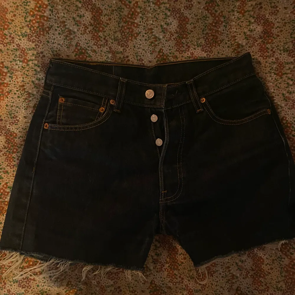 levis 501 shorts köpta här på plick som jag säljer för dom är för små💞 midjemått: 72 cm, ”lår”-mått: 46 cm . Shorts.