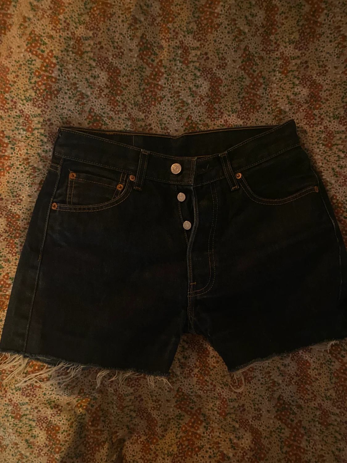 mörkblå levis shorts  - 90