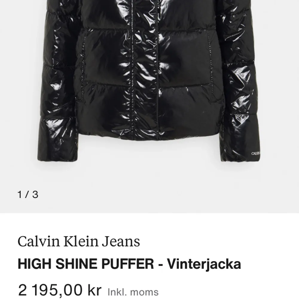 (💢EGEN BILD💢)  Säljer min svarta (glansiga) Calvin Klein vinterjacka. Använd förra vintern fåtal gånger. Inga deffekter. Köpt på Zalando för 2195kr. Mitt pris 1450. Pris kan diskuteras vid snabb affär. 💓(öppen för prisförslag!!) Skriv PM för fler bilder💓. Jackor.