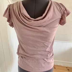 Topp  - Supersöt topp som tyvärr inte kommer till användning. Stretchig och så skön att ha på sig. Tyvärr lite nopprig (därav priset) men syns inte så mycket. Kom gärna med frågor och prisförslag 💕
