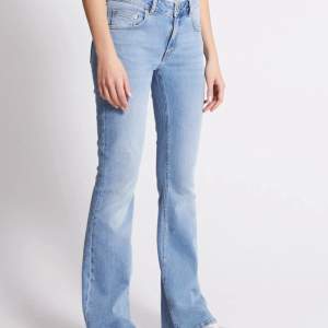 Ett par jeans från lager 157 i modellen low boot💘bra skick💞köptes för 400 
