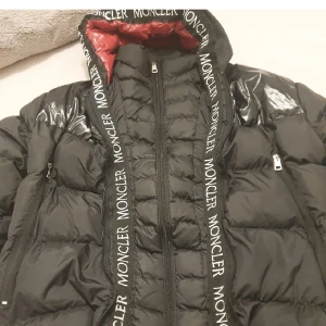Fin Moncler jacka  - Moncler jacka storlek 13-14 år funkar även som en s  Gott skick 