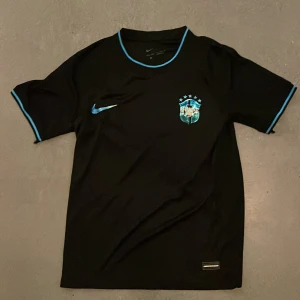 Fotbollströja jersy   - Säljer några tröjor. Brasilien 🇧🇷, aldrig använd  Storlek S, passar 150-170 