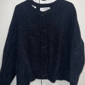 Kofta - Säljer en jättefin kofta från selected femme. Den är i nyskick o ser oanvänd ut,inga tecken på använding nypris är 700. 