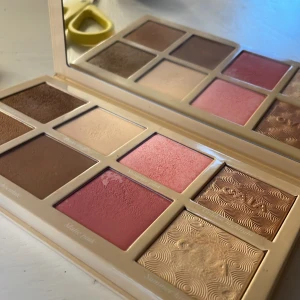 Face palett  - Säljer denna super fina face paletten från caia då den inte kommer till användning, änvöbd väldigt lite och super fint skick, hör av er vi intresse Nypris: 695