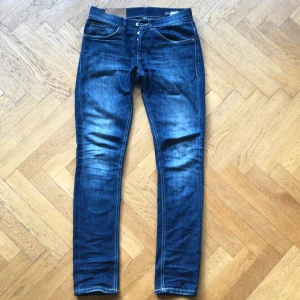 Dondup jeans George - Säljer dessa snygga dondup jeans i modellen George. Storleken på byxorna är 29 och skicket är 8/10 med inga som helst slitage. Priset är inte satt i sten utan kan självklart tänka mig gå ner i pris vid snabb affär!  Hör av er vid eventuella frågor!
