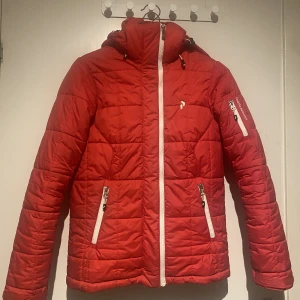 Peak jacka dam - Äkta peak performance jacka. Dam jacka med luva på, perfekt nu till vintern. Det står xs men den är som s Nypris 2999:- Mitt pris 1000:-