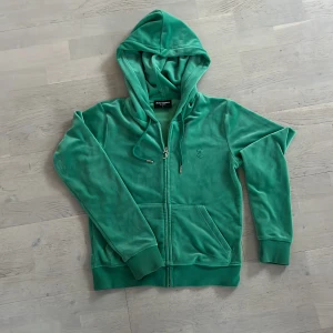 Juicy Couture hoodie  - Jag säljer en grön Juicy Couture hoodie med luva och dragkedja i  storlek S. Använt bra skick!🩷