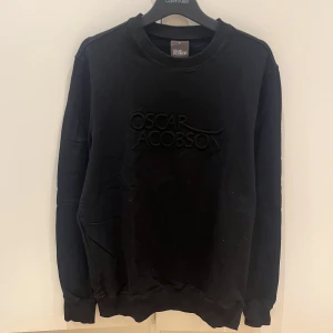Oscar Jacobsson tröja - Otroligt snygg black on black tröja, använd ett fåtal gånger, som nyskick, nypris runt 1800