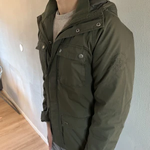 Field Jacka  - PONDUS! Säljer denna sjukt snygga Field jacka som är nästintill helt oanvänd.  Den är sjukt snygg och helt perfekt med sin mörkgröna färg nu till hösten!  Storlek S fits M 