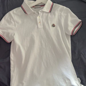 Moncler pike  - Jag säljer denna moncler pike i storlek XS som är köpt på moncler sidan för 3000kr jag säljer den för 1200kr du får med kvitto och den är helt ny. 