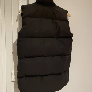 Canada goose väst - Gammal canada goose väst i andvänt skick.