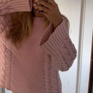 En rosa stickad tröja ifrån gina tricot. Inga defekter så den är i väldigt bra skick. Storlek Xs❤️