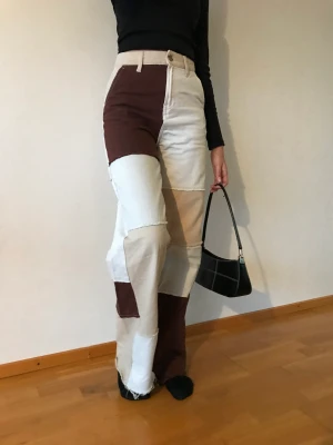 Rutig jeans - Rutig jeans som består av olika nyanser av brun och en vit smutsig färg. Högmidjade jeans. Använt 5gg. I bra skick. Tycker själv de är jätte fina men inte min stil längre. Nypris 40€ ca 400kr