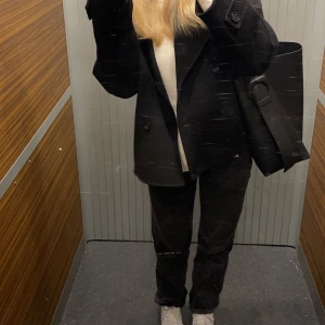 Low Waist Straight Jeans - Säljer dessa svarta lågmidjade jeansen från ginatricot!