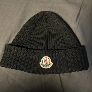 Moncler mössa - Mössa från moncler i galant skick den e nästintill oanvänd