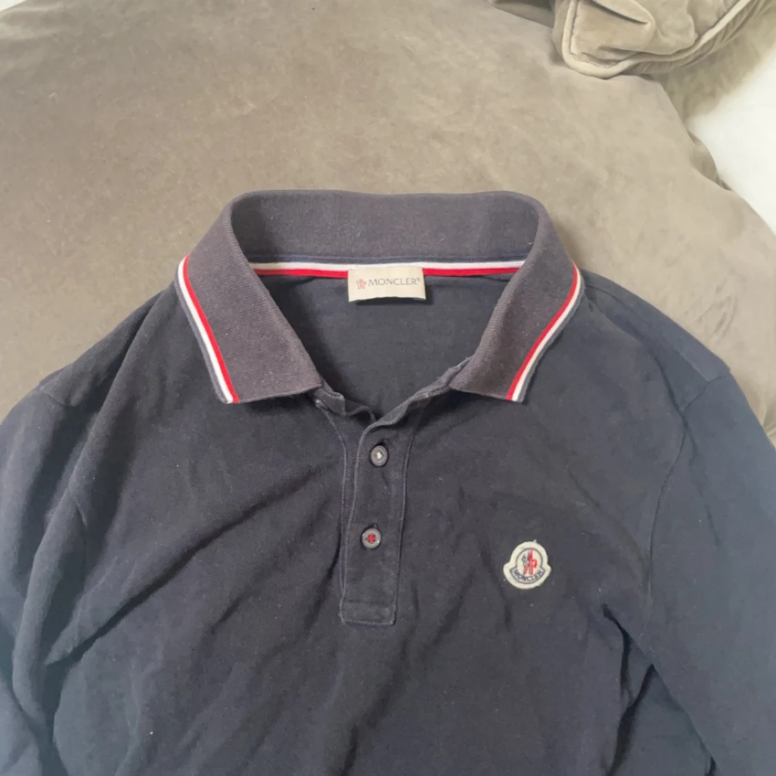 Mörkblå Moncler piké 