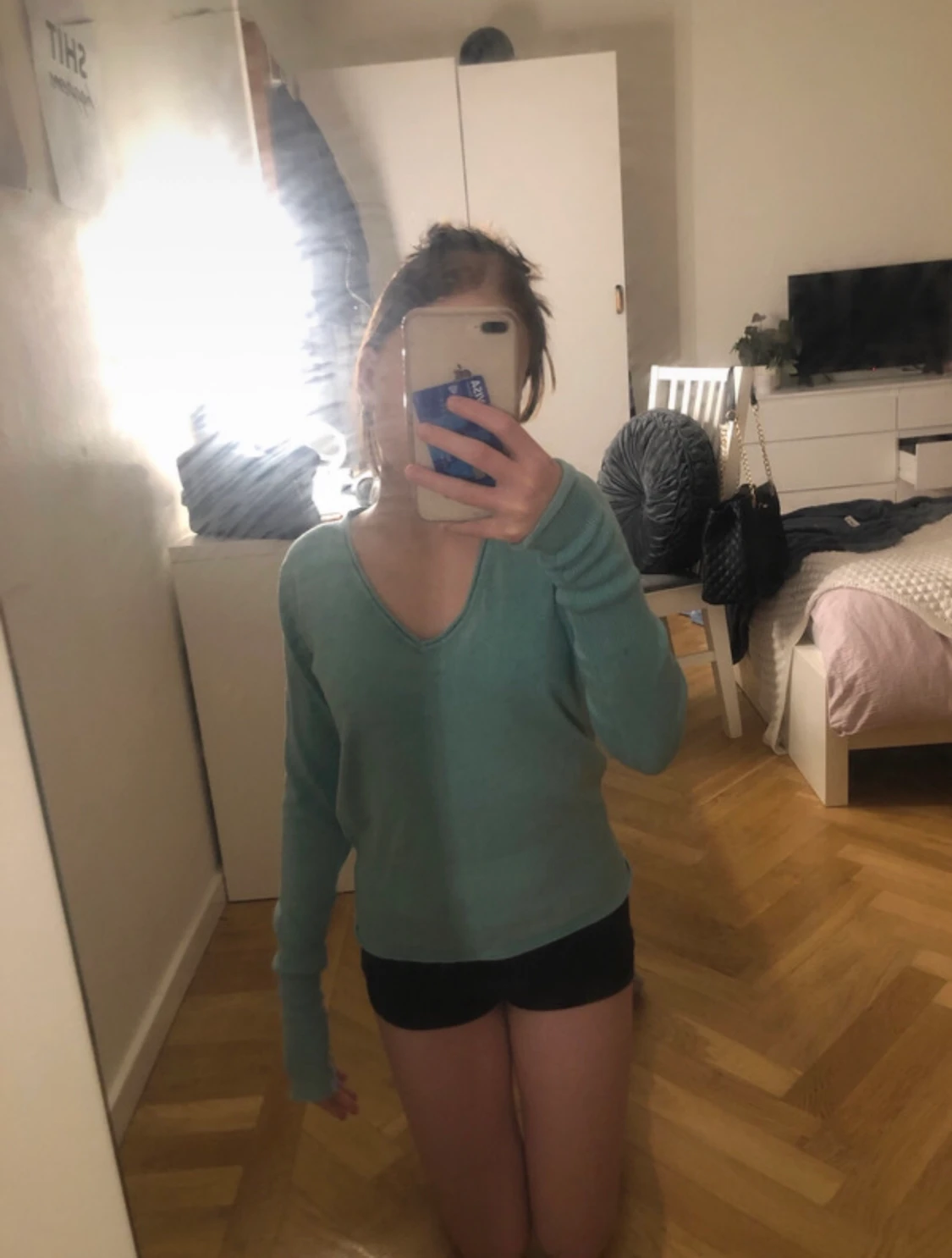 Stickad v ringad tröja